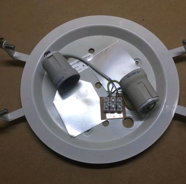 Nº 027.- Apliques para baño(2), casquillos(2) foco