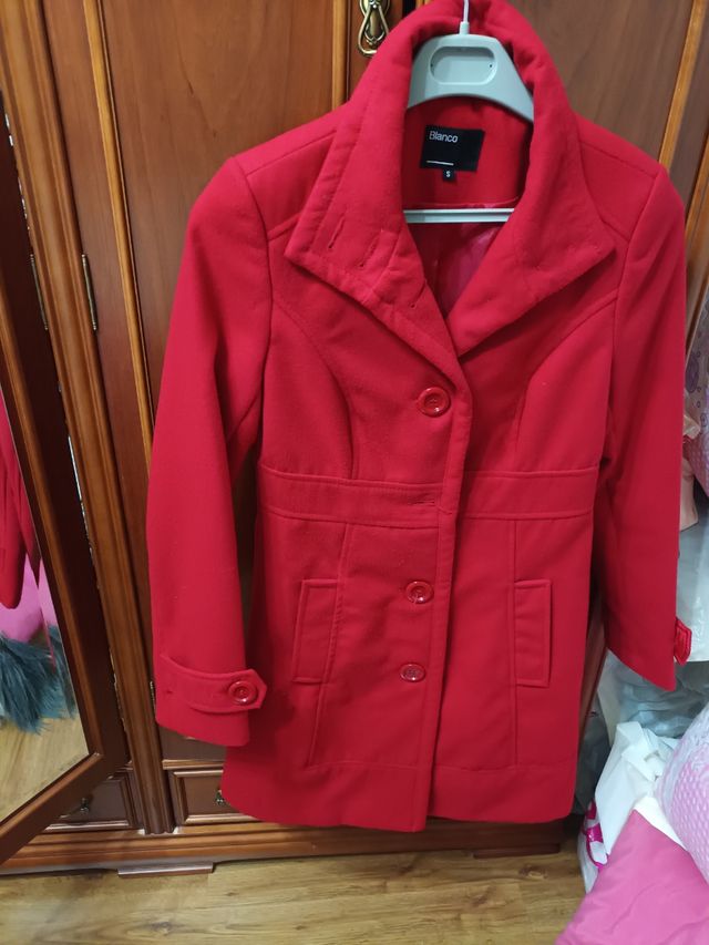 abrigo rojo blanco