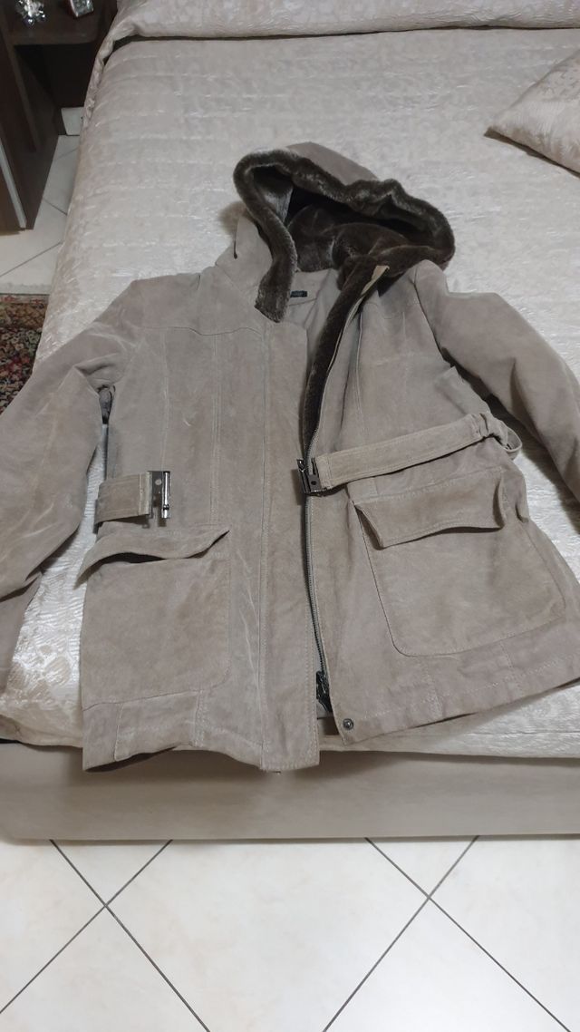 Giubbotto e stivali da donna, in vera pelle.