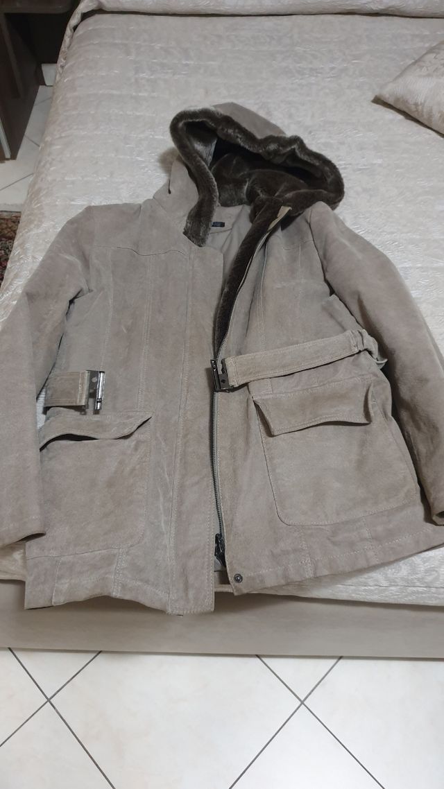 Giubbotto e stivali da donna, in vera pelle.