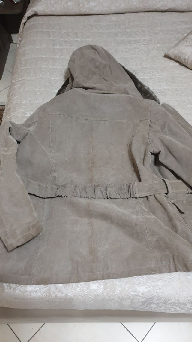 Giubbotto e stivali da donna, in vera pelle.