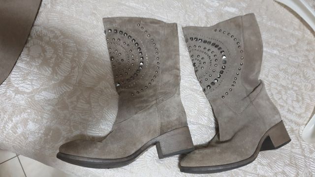 Giubbotto e stivali da donna, in vera pelle.