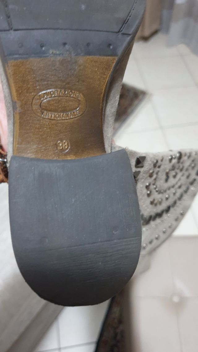 Giubbotto e stivali da donna, in vera pelle.