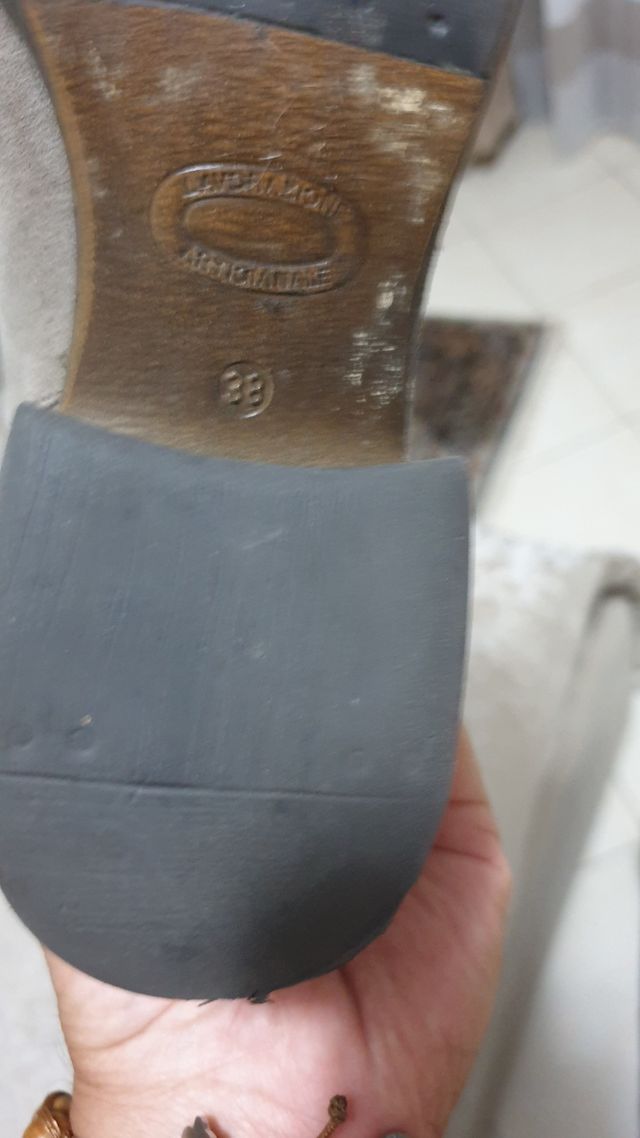 Giubbotto e stivali da donna, in vera pelle.