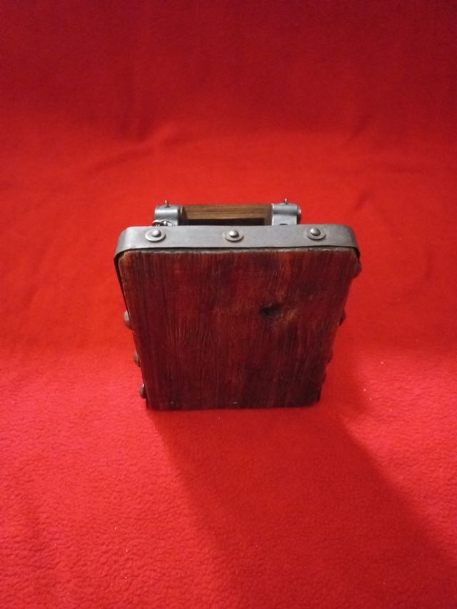 sujeta libros rustico