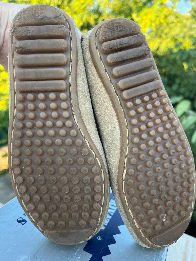 Mocasín de serraje color arena talla 29