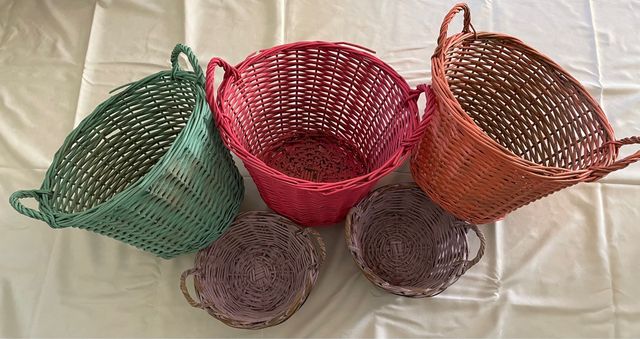Cestas de mimbre de colores