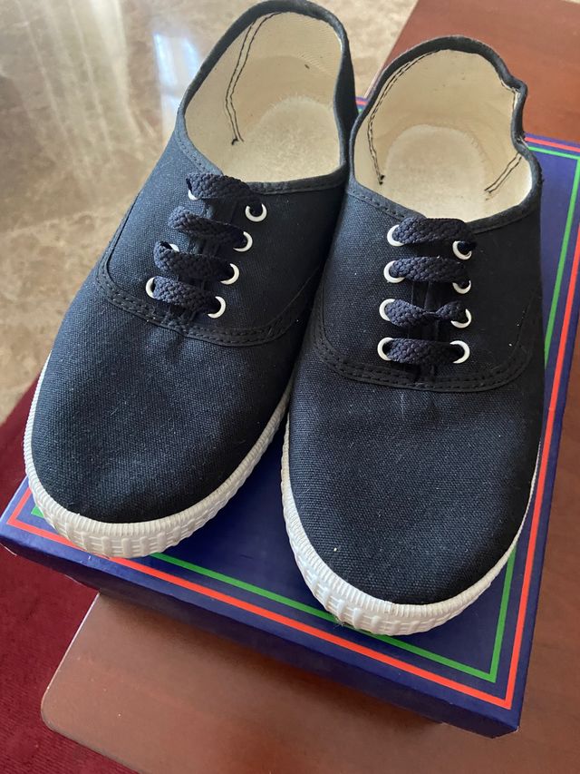 Zapatillas negras, número 38