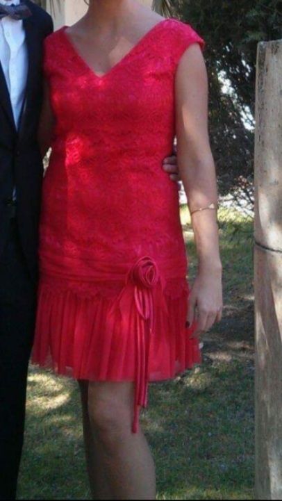 Vestido de fiesta o coctel color rojo coral.