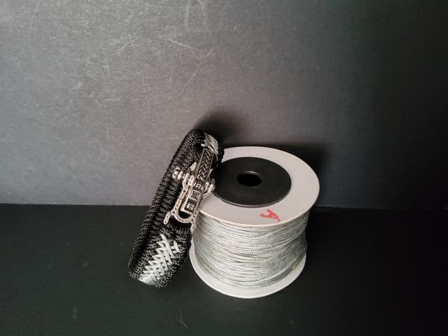 Pulsera de paracord decorada