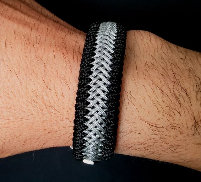 Pulsera de paracord decorada