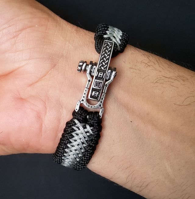 Pulsera de paracord decorada