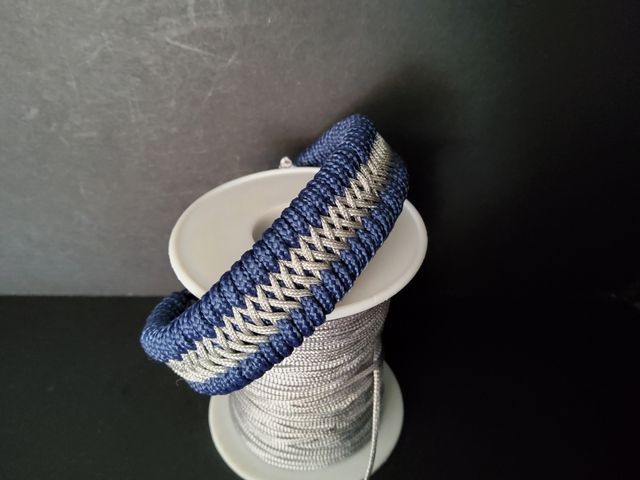 Pulsera de paracord decorada