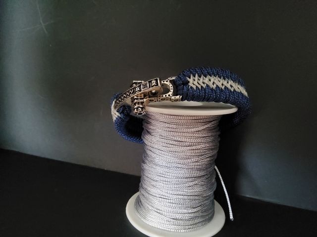 Pulsera de paracord decorada