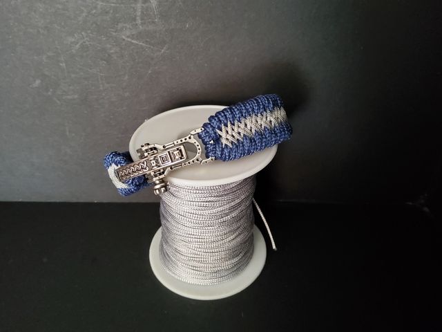 Pulsera de paracord decorada