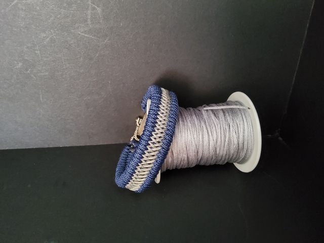 Pulsera de paracord decorada