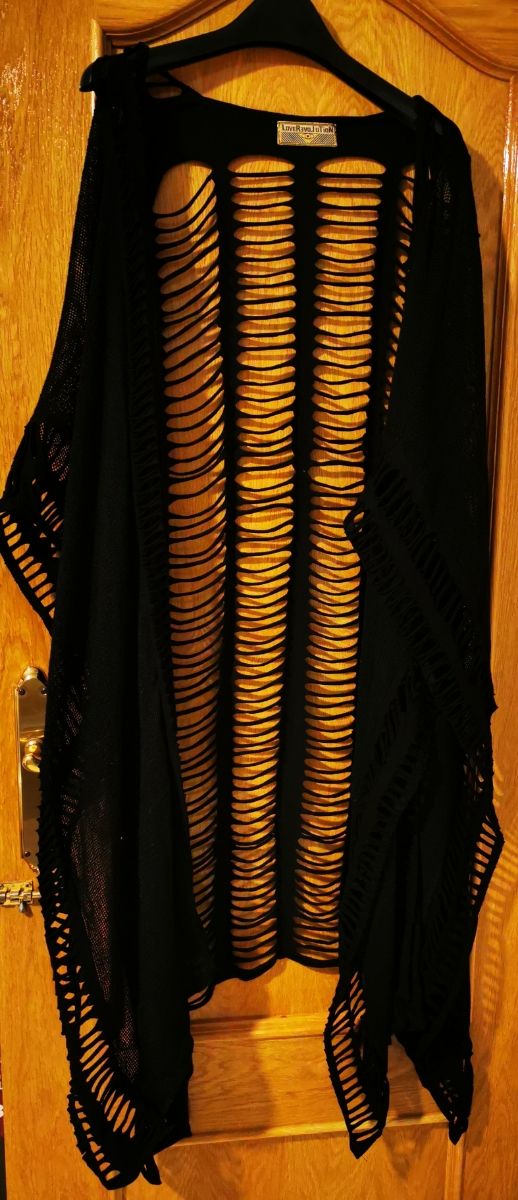 Poncho Holes Negro LoveRevolution Ibiza