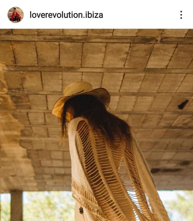 Poncho Holes Negro LoveRevolution Ibiza