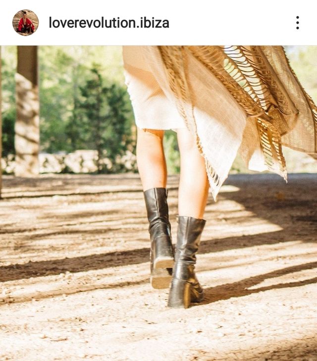 Poncho Holes Negro LoveRevolution Ibiza