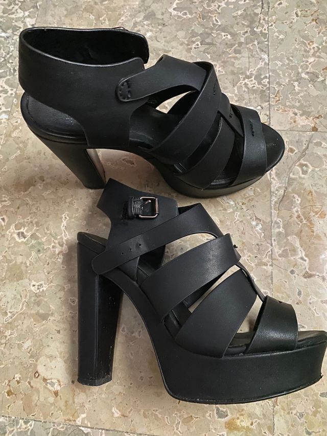 Sandalia de tacón negra