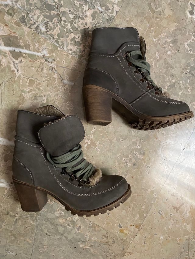 Botas en verde militar y borreguito beige