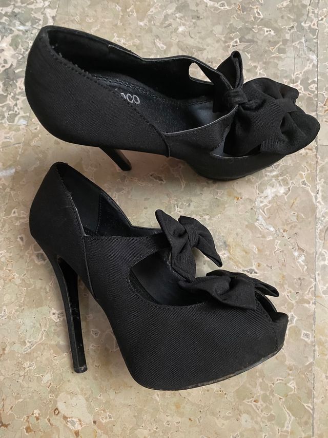 Zapatos de tacón en negro con 2 lazos