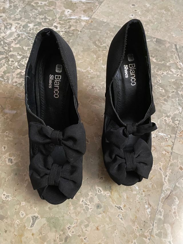 Zapatos de tacón en negro con 2 lazos