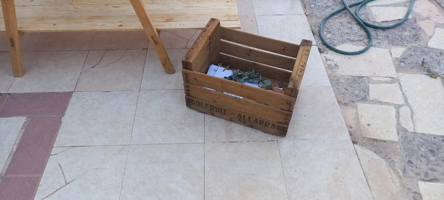 cajas y escalera de madera
