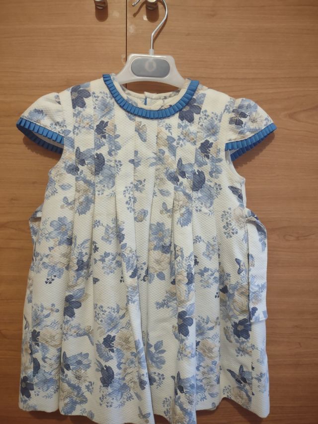 Traje Niña 24 meses. Como Nuevo.