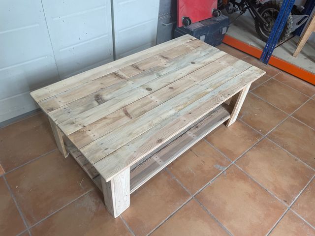 MESA DE MADERA DE PALETS de segunda mano por 55 EUR en Granada en