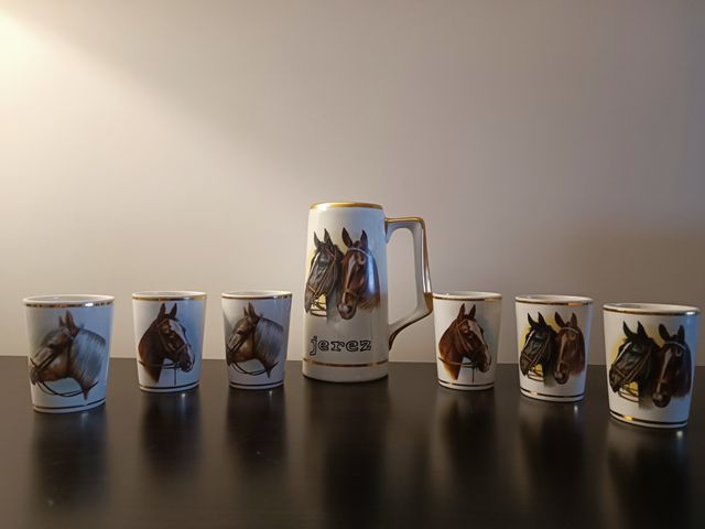 Jarra y vasos de porcelana de caballos