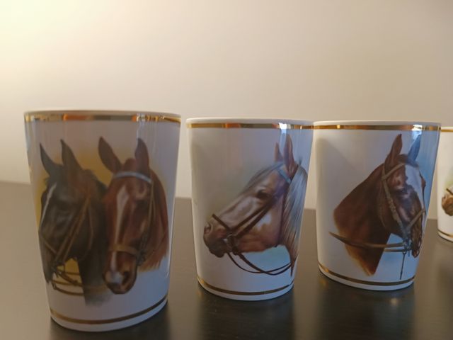 Jarra y vasos de porcelana de caballos