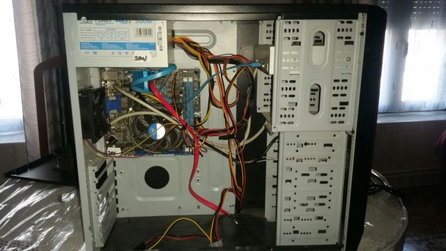 Ordenador torre y monitor