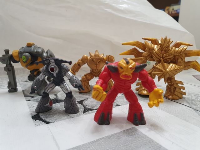 Isla de Gorm Gormiti con 5 gormitis pequeños