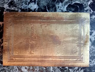 Antiguo baúl de madera forrado con lámina de laton