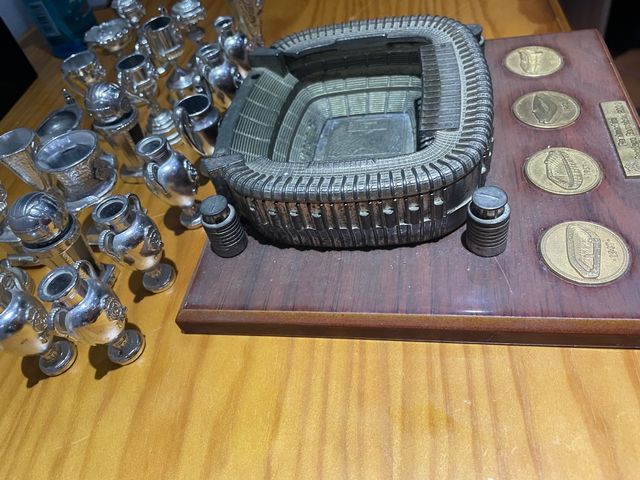 Vendo maqueta Santiago Bernabéu + 21 trofeos!