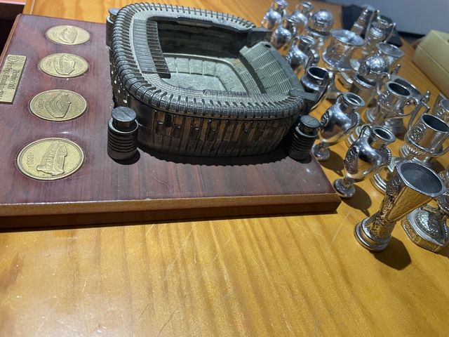 Vendo maqueta Santiago Bernabéu + 21 trofeos!