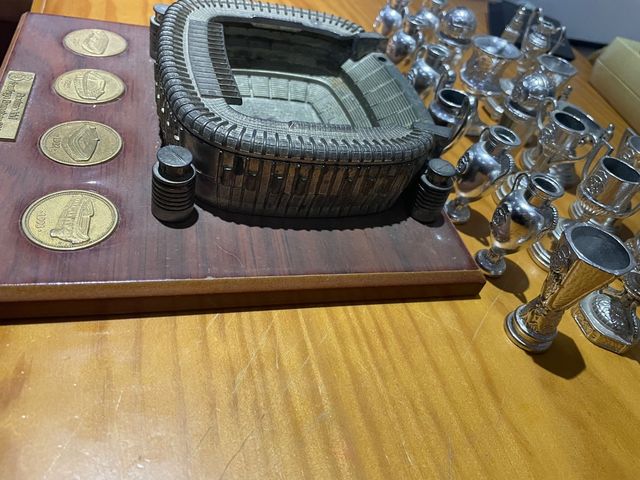Vendo maqueta Santiago Bernabéu + 21 trofeos!