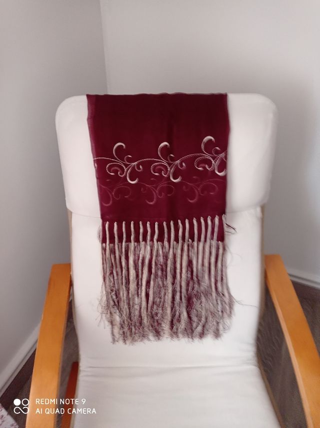 Mantón seda natural, color vino bordados crudo