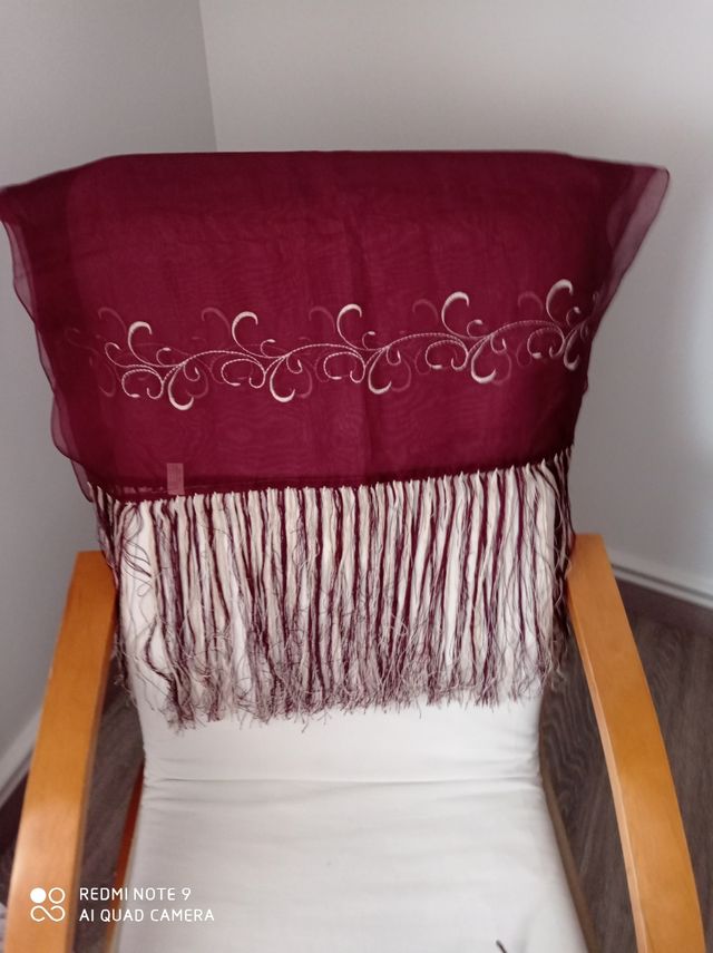 Mantón seda natural, color vino bordados crudo