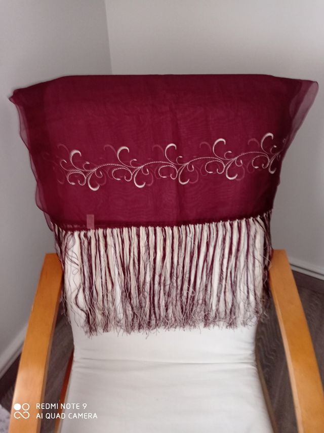 Mantón seda natural, color vino bordados crudo