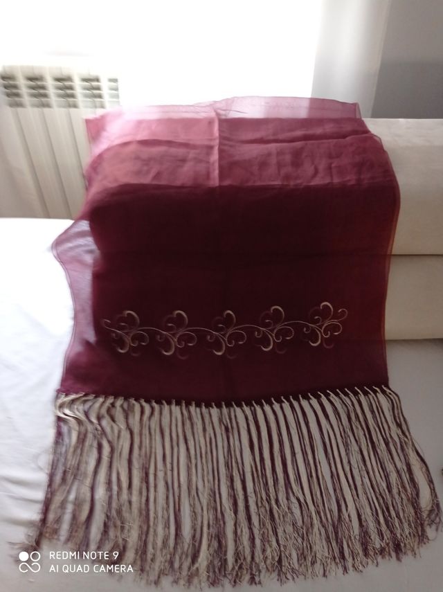 Mantón seda natural, color vino bordados crudo