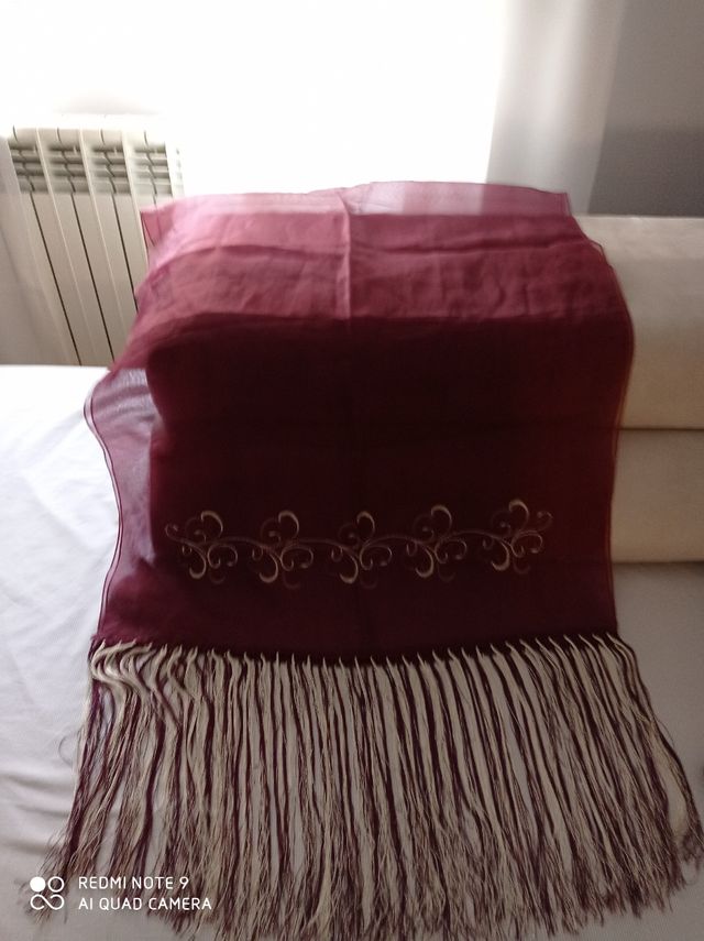Mantón seda natural, color vino bordados crudo