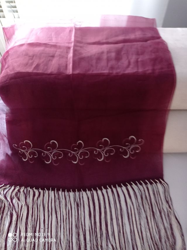 Mantón seda natural, color vino bordados crudo
