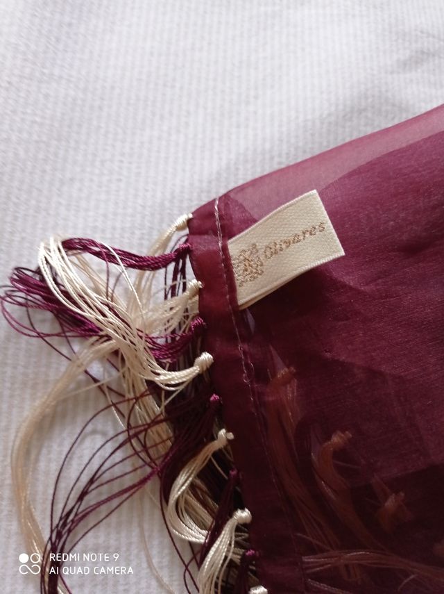 Mantón seda natural, color vino bordados crudo