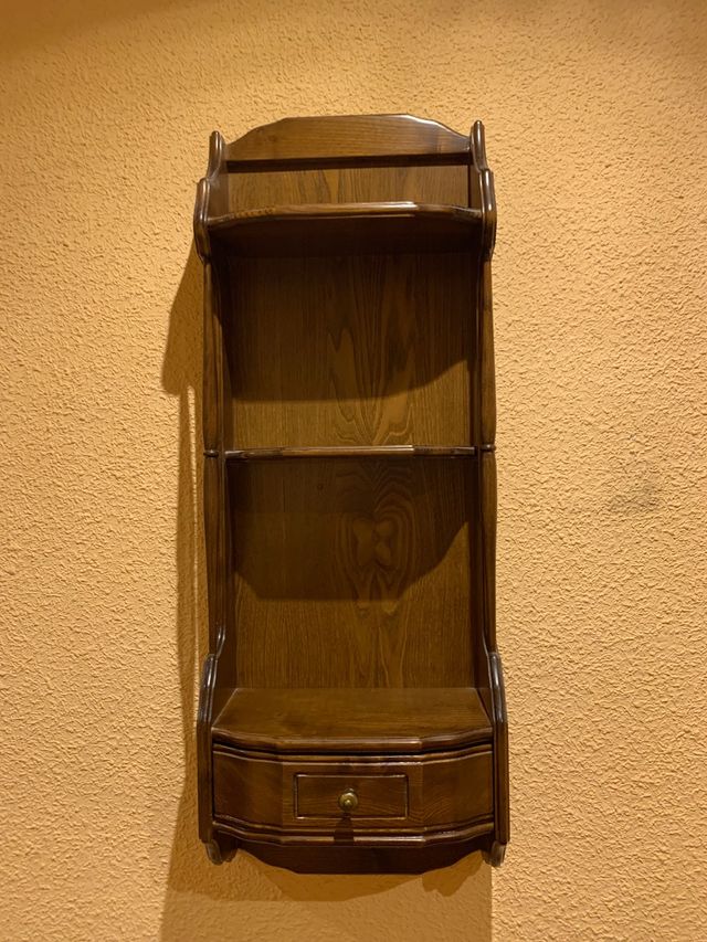 prateleira de madeira