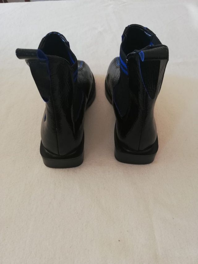 Botas negras.