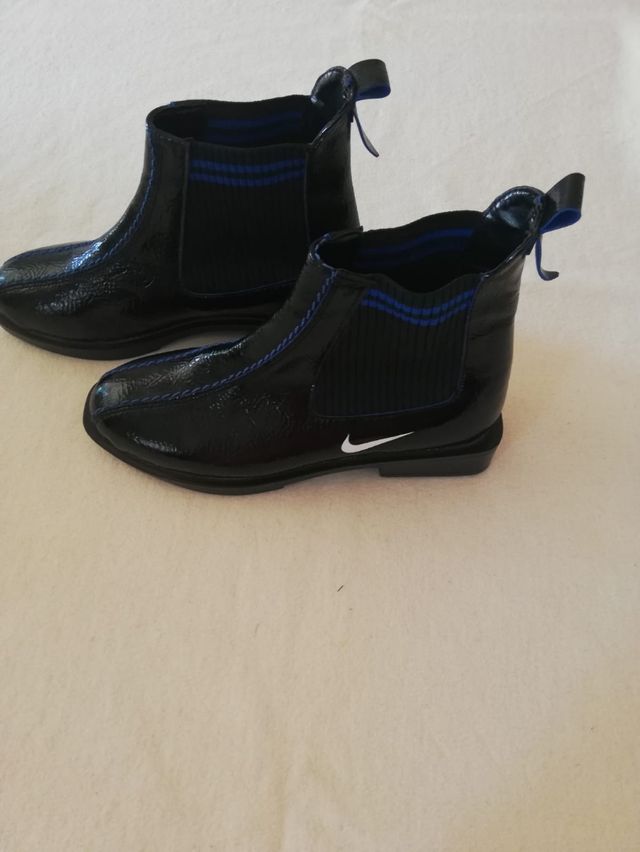 Botas negras.