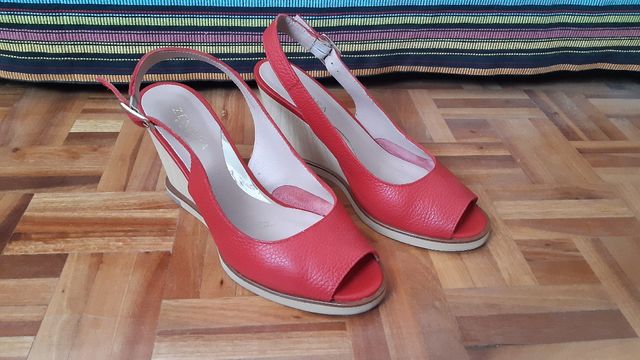 Tacones rojos marca Zendra