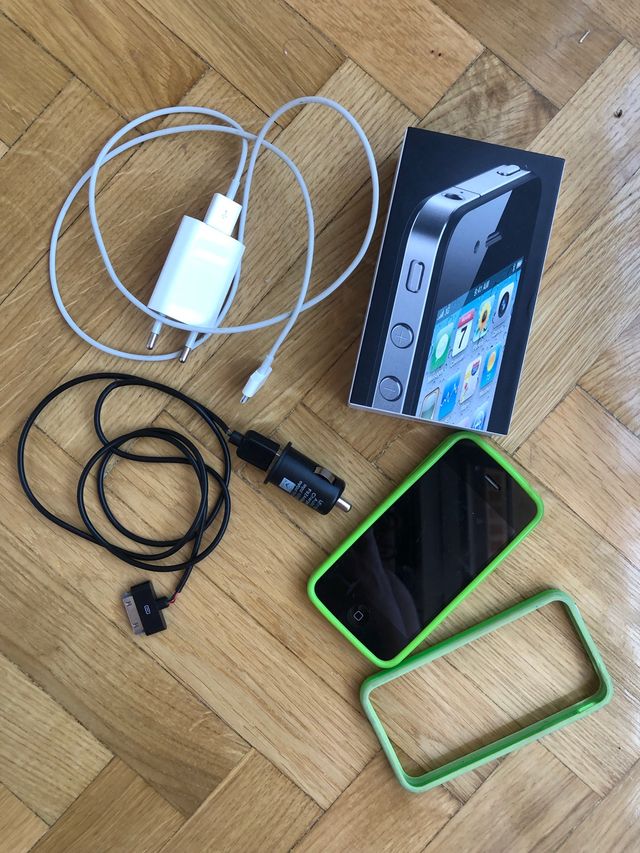 iPhone 4 con accesorios